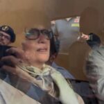 Daniela Ferrari, la madre di Andrea Sempio, in auto col marito