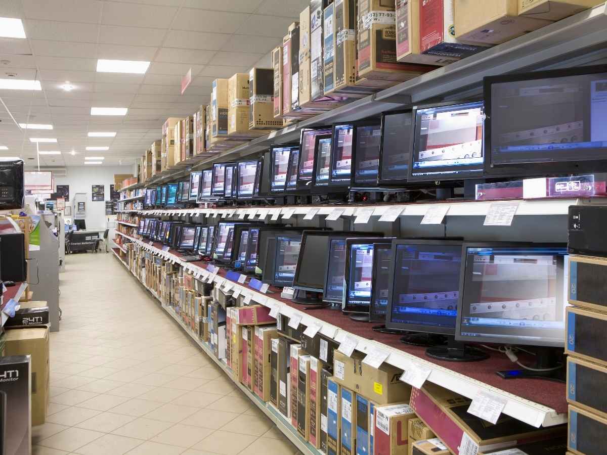 Scaffale di un negozio di elettronica con tv esposte