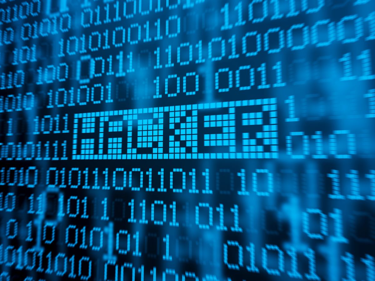 Scritta hacker al centro di codici
