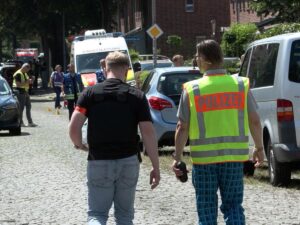 Poliziotti sulla scena del crimine nel centro per minori a Stade, dove 6 persone sono state uccide. 2 fermati.