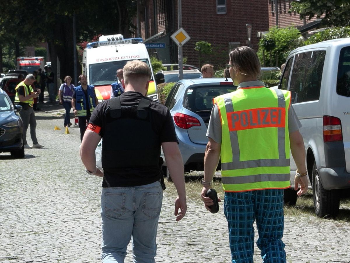 Poliziotti sulla scena del crimine nel centro per minori a Stade, dove 6 persone sono state uccide. 2 fermati.