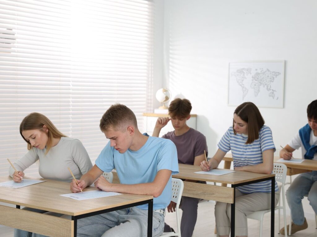Studenti svolgono il compito in classe in occasione degli esami di Maturità 2026