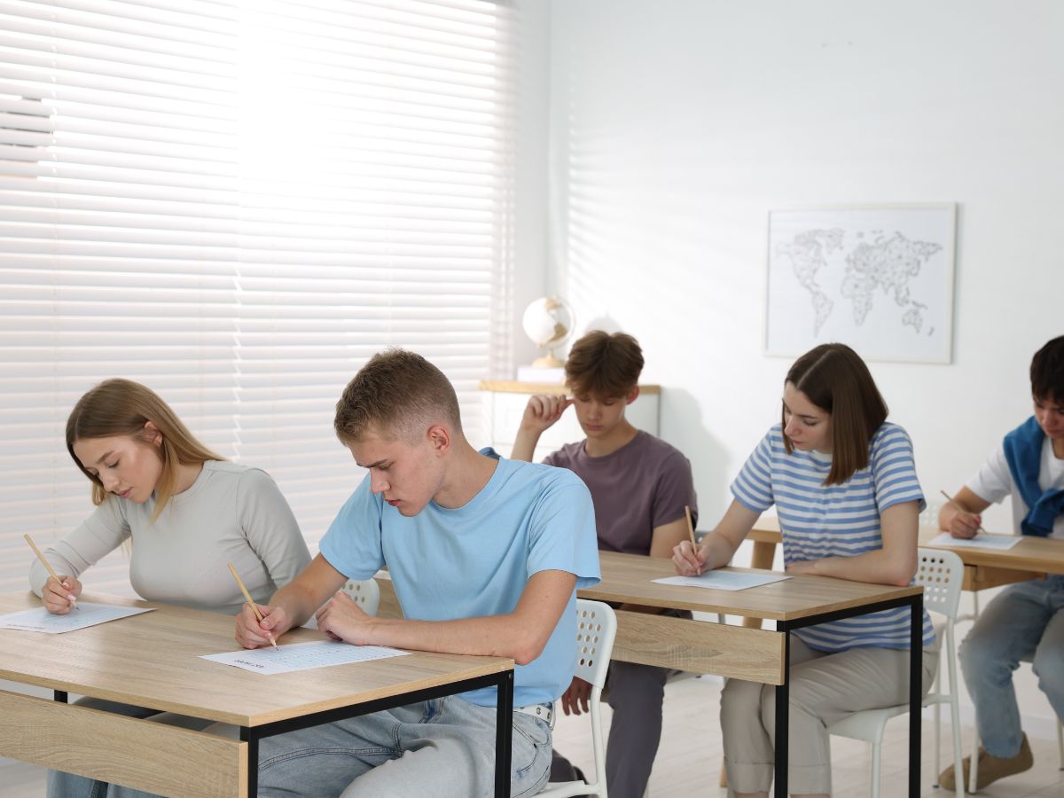 Studenti svolgono il compito in classe in occasione degli esami di Maturità 2026