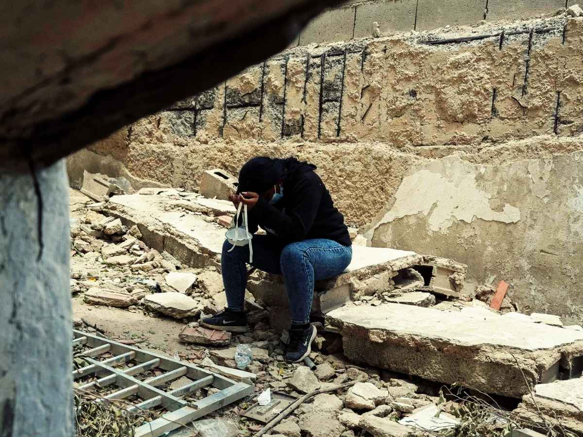 Terremoto in Venezuela, una persona si dispera