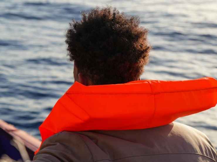 Un migrante in arrivo a Lampedusa