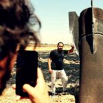Un uomo si scatta una foto accanto ad un missile balistico iraniano