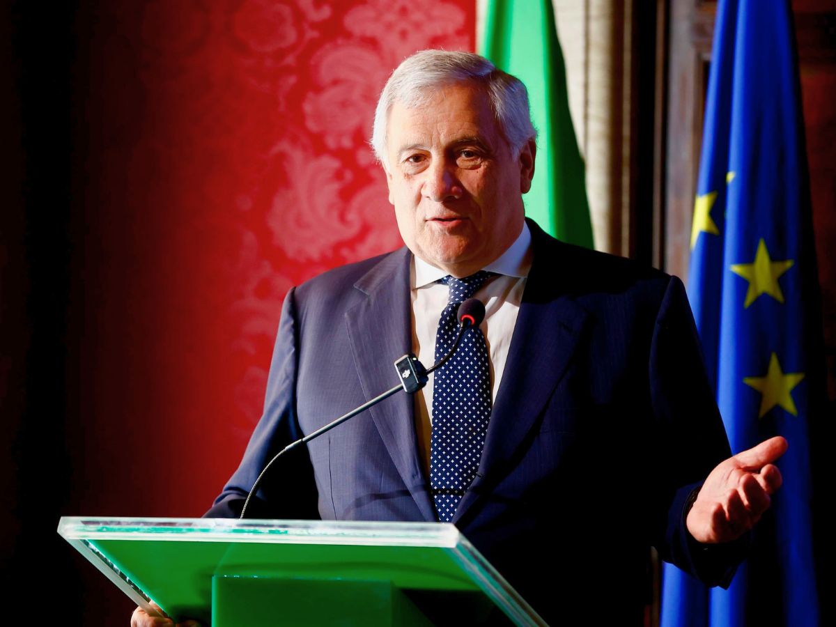 Il vicepremier e ministro degli Esteri Antonio Tajani parla ai giornalisti