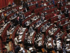 Deputati in Aula a Montecitorio seduti ai banchi