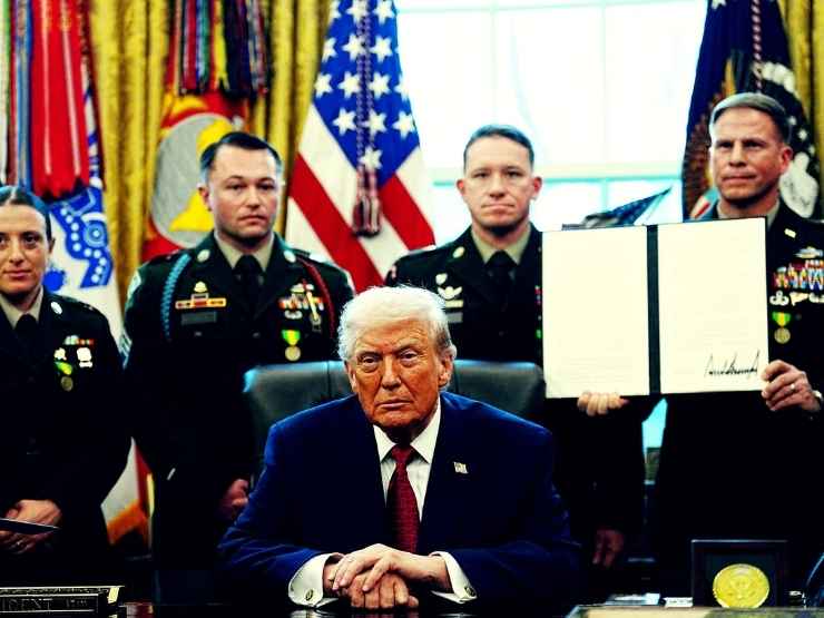 Donald Trump firma l'ordine esecutivo contro il fentanyl