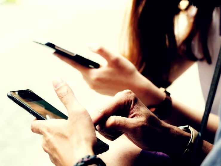 Giovani, social e Ia, allarme dell'Oms