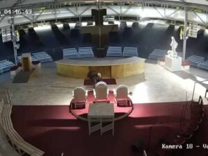Frame di un video che mostra un vandalo appiccare un incendio all'altare della chiesa di San Giacomo a Medjugorie