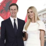 Jared Kushner e Ivanka Trump, sullo sfondo le proteste