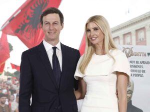Jared Kushner e Ivanka Trump, sullo sfondo le proteste