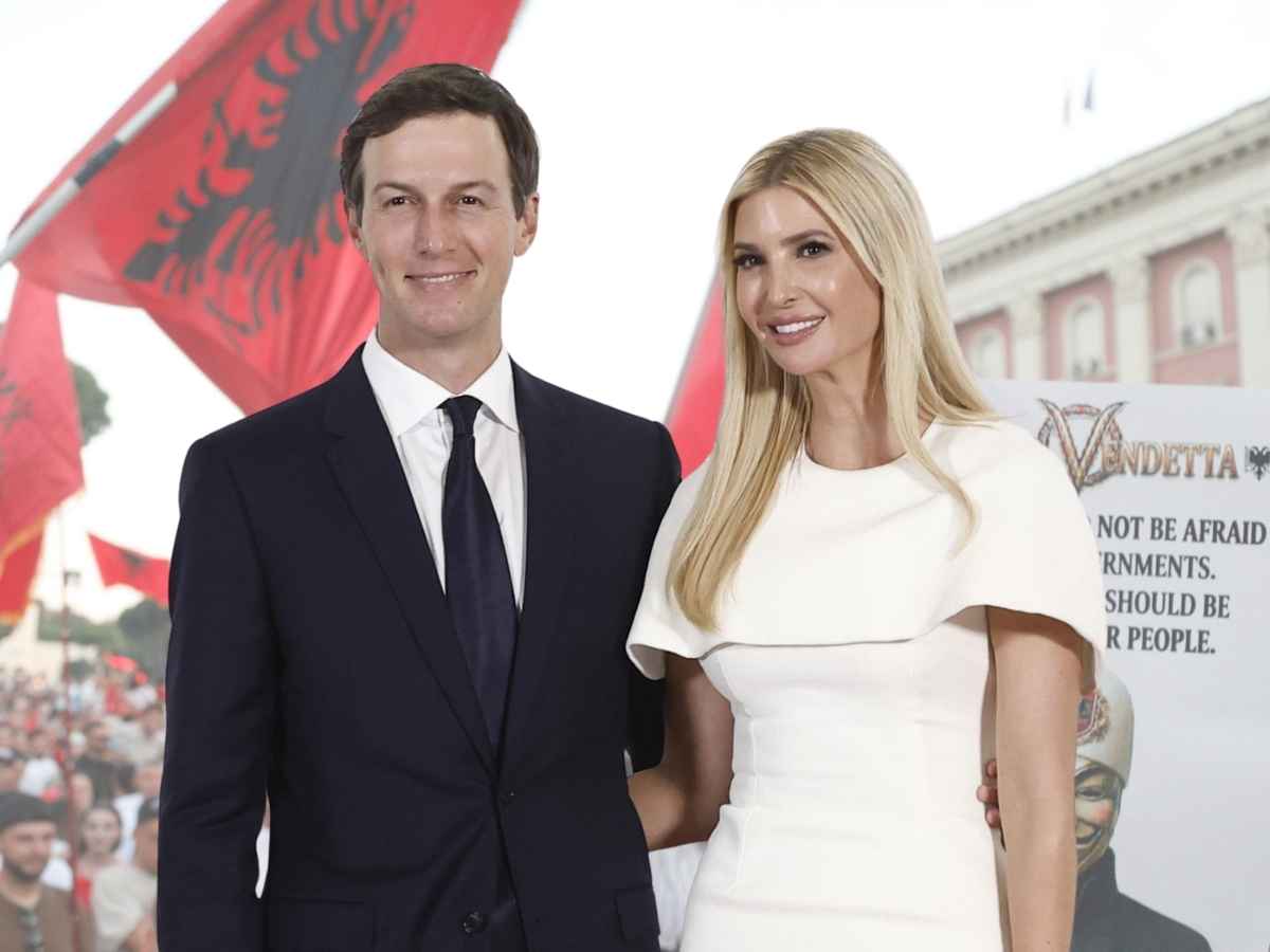 Jared Kushner e Ivanka Trump, sullo sfondo le proteste