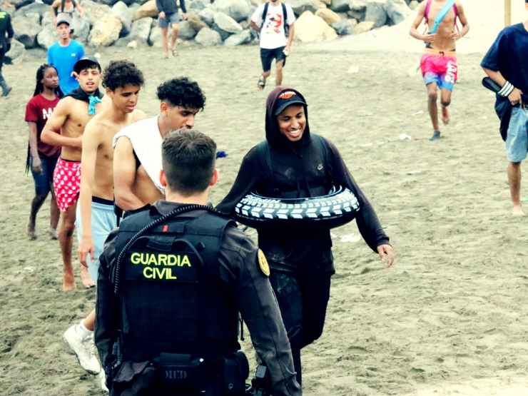 La gravissima crisi migratoria a Ceuta