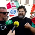 Il giornalista e politico Mario Adinolfi mentre parla a un evento pubblico