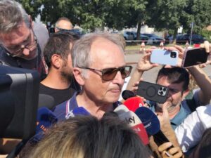 Mario Roggero, gioielliere condannato per aver ucciso i suoi rapinatori, parla con i cronisti prima di consegnarsi in carcere dopo la condanna