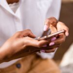 Persona che usa uno smartphone