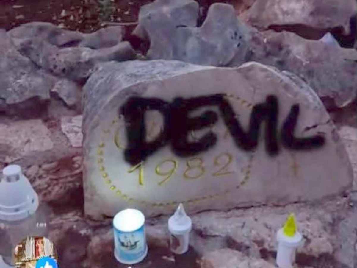 Sasso vandalizzato con la scritta Devil a Medjugorie