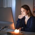 Professionista che analizza dati su uno schermo in ufficio
