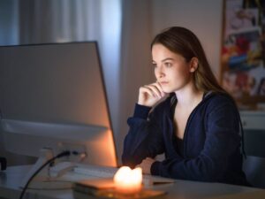 Professionista che analizza dati su uno schermo in ufficio