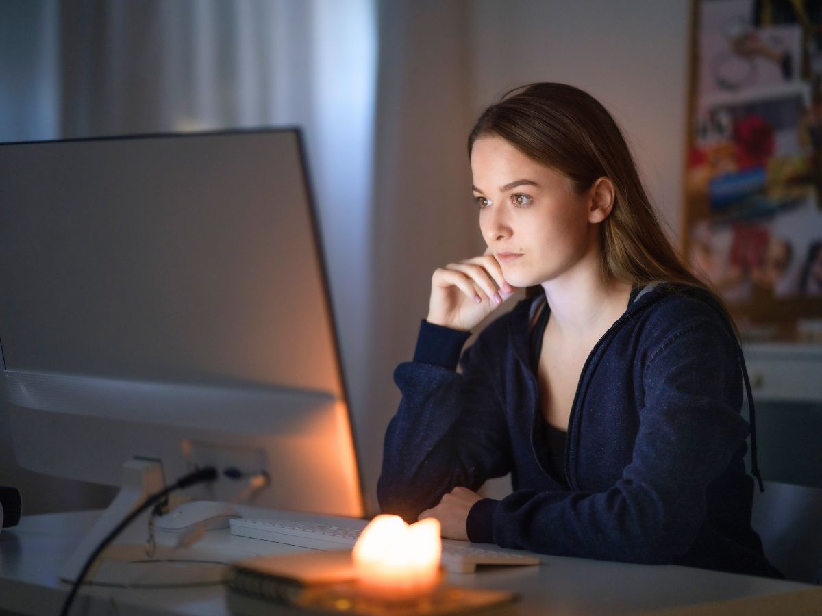 Professionista che analizza dati su uno schermo in ufficio