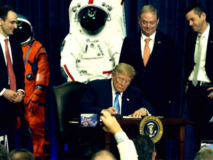 Artemis II, l'equipaggio riceve la medaglia d'onore
