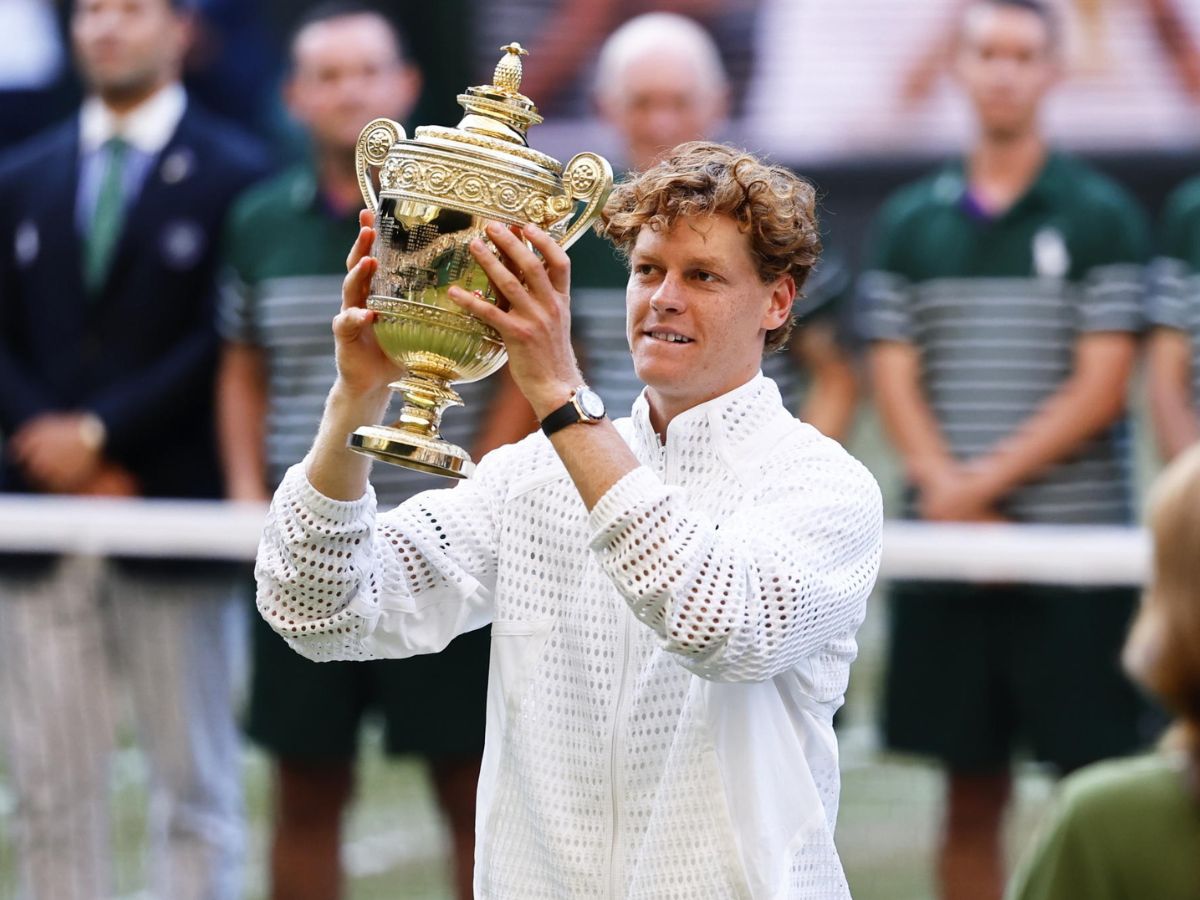 Sinner salta gli US Open: cosa sappiamo davvero del problema al ginocchio Sinner salta gli US Open: cosa sappiamo davvero del problema al ginocchio