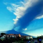 Etna in eruzione e cieli blindati