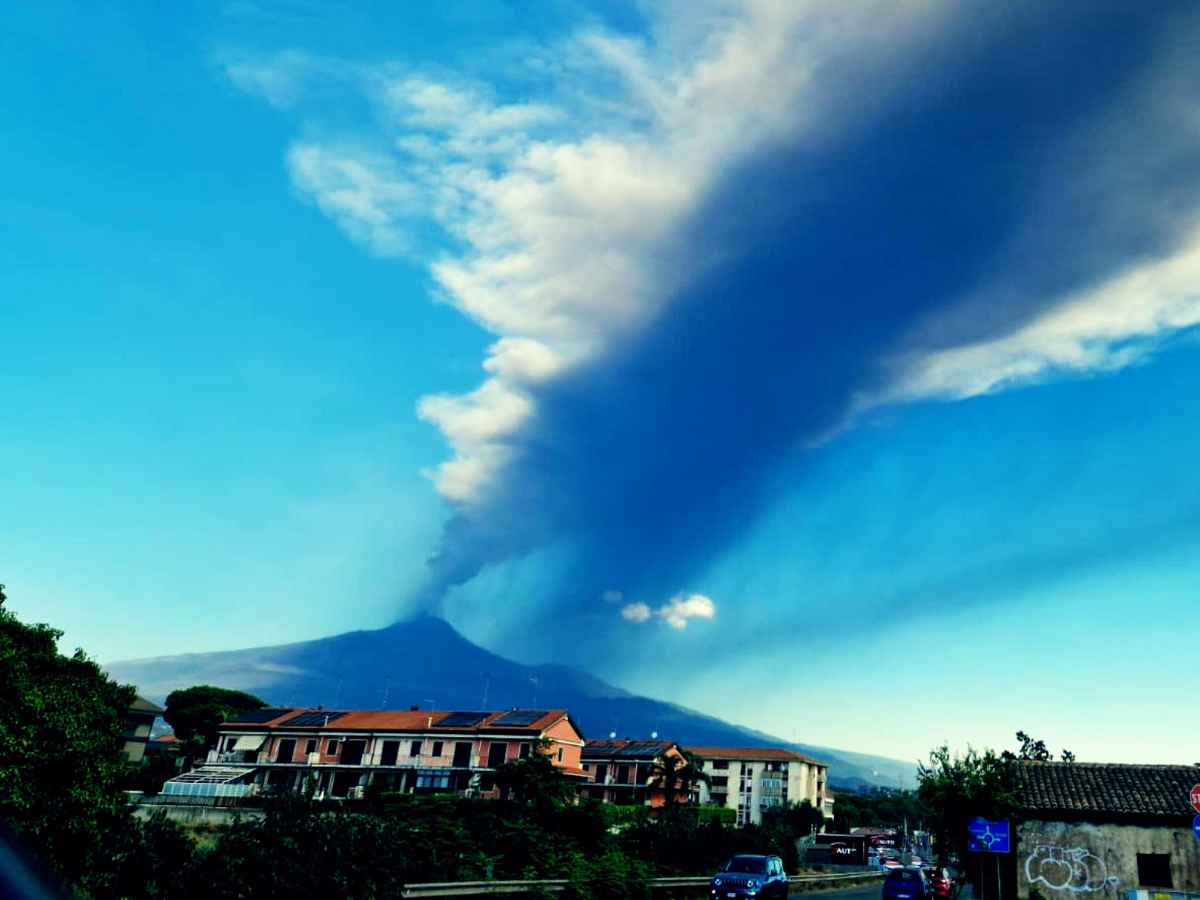 Etna in eruzione e cieli blindati