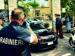 Professoressa colpita con spray e coltello a Centocelle