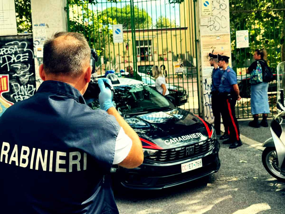 Professoressa colpita con spray e coltello a Centocelle